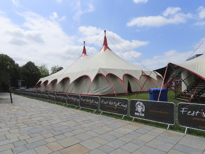 901889 Gezicht op een van de circustenten in het Griftpark te Utrecht, waar illusionist Hans Klok enkele weken lang de ...